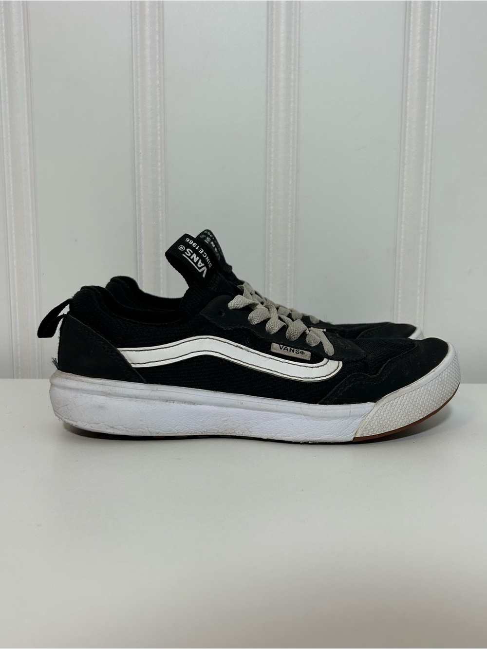 Vans ultrarange Black & White Low Top Skate Sneakers